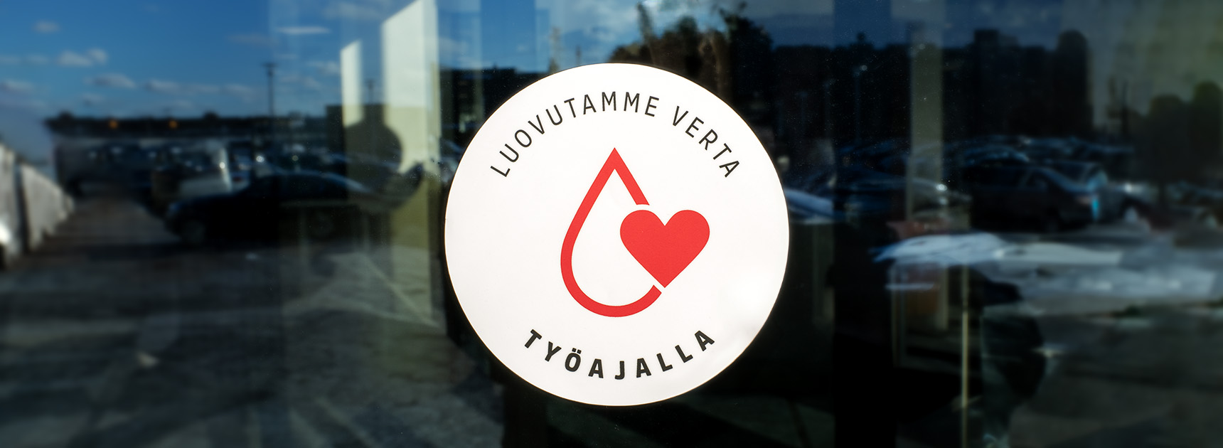 Työpaikkasertifikaatin tarra yrityksen ikkunassa.