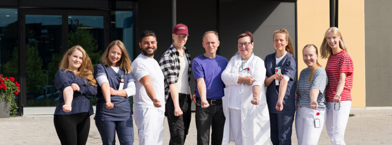 Veripalvelun henkilökuntaa Vehkalan päätoimipisteen ulkopuolella.