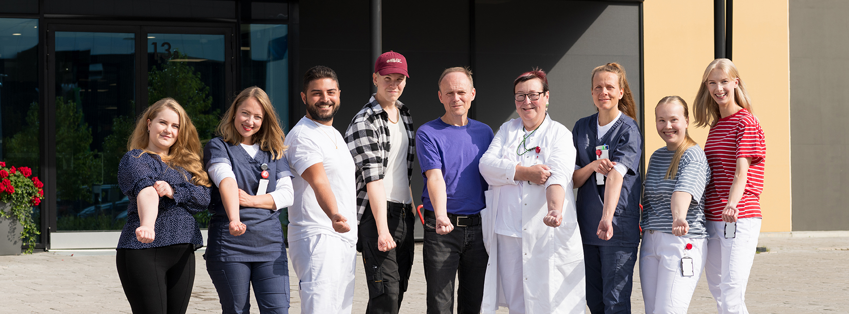 Veripalvelun henkilökuntaa Vehkalan päätoimipisteen ulkopuolella.