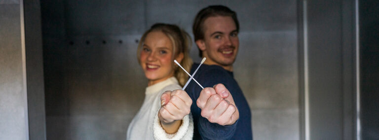 2 nuorta esittelee liittymisnäytepuikkoja