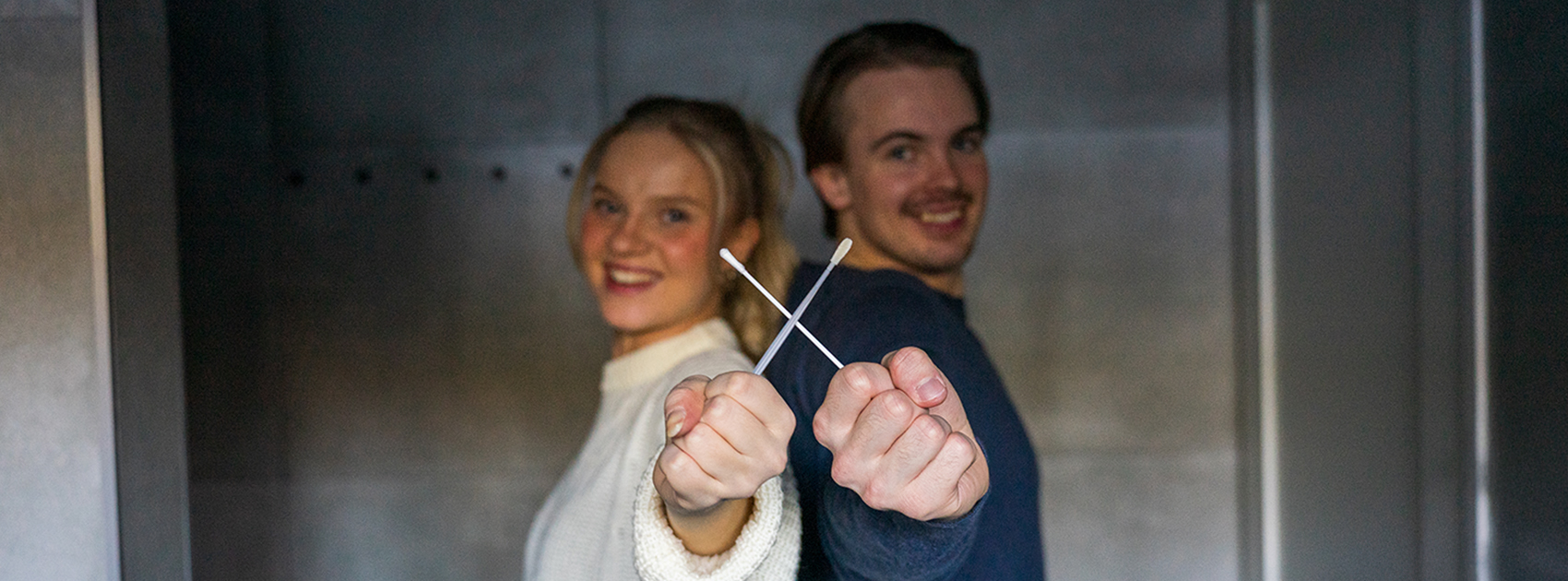 2 nuorta esittelee liittymisnäytepuikkoja