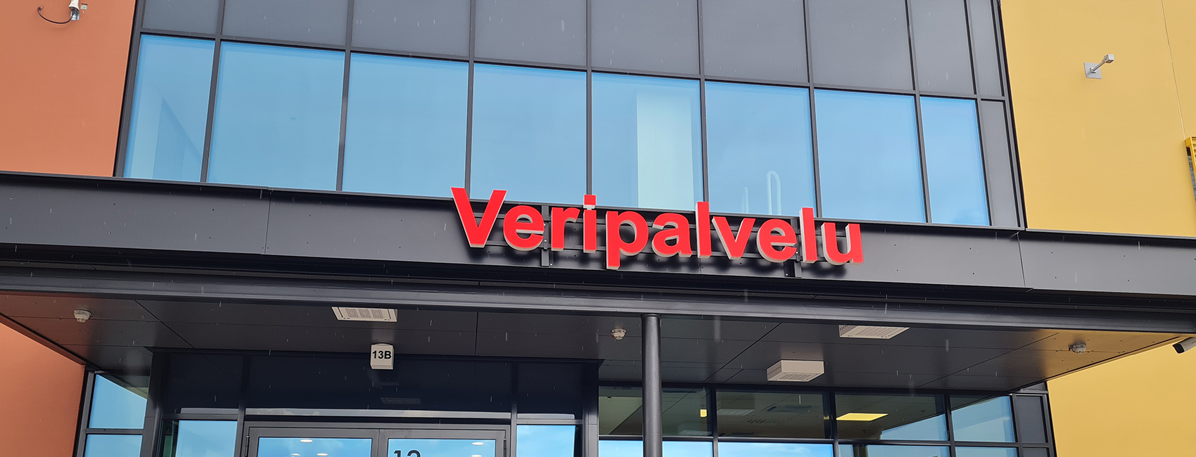 Veripalvelu-valokyltti päätoimipisteen ovella.