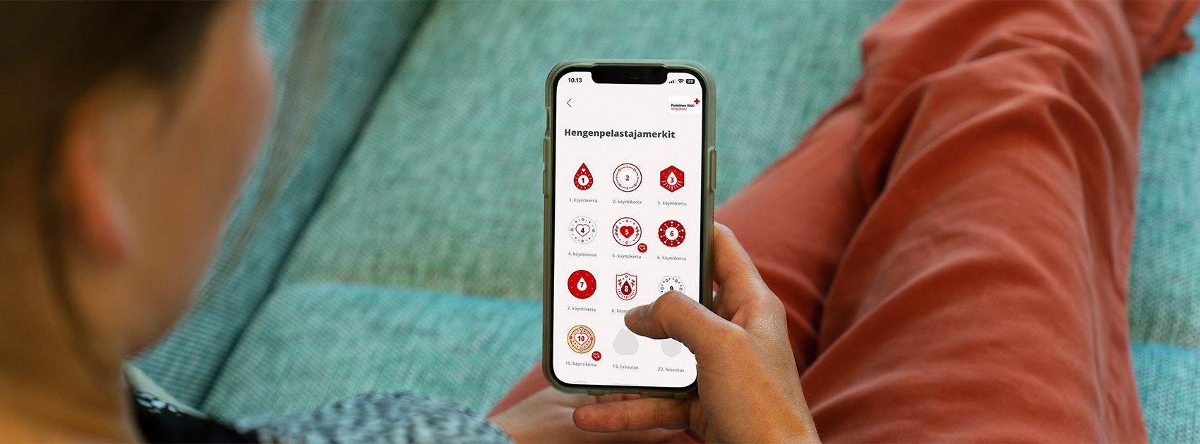Luovuttaja käyttämässä Veripalvelun sovellusta, jossa näkyvillä Hengenpelastajamerkkejä