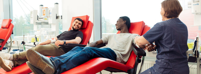 2 verenluovuttajaa ja hoitaja.