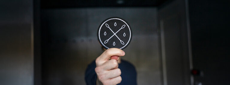 Kantasolurekisterin kangasmerkki rekisteriin liittyjän kädessä.