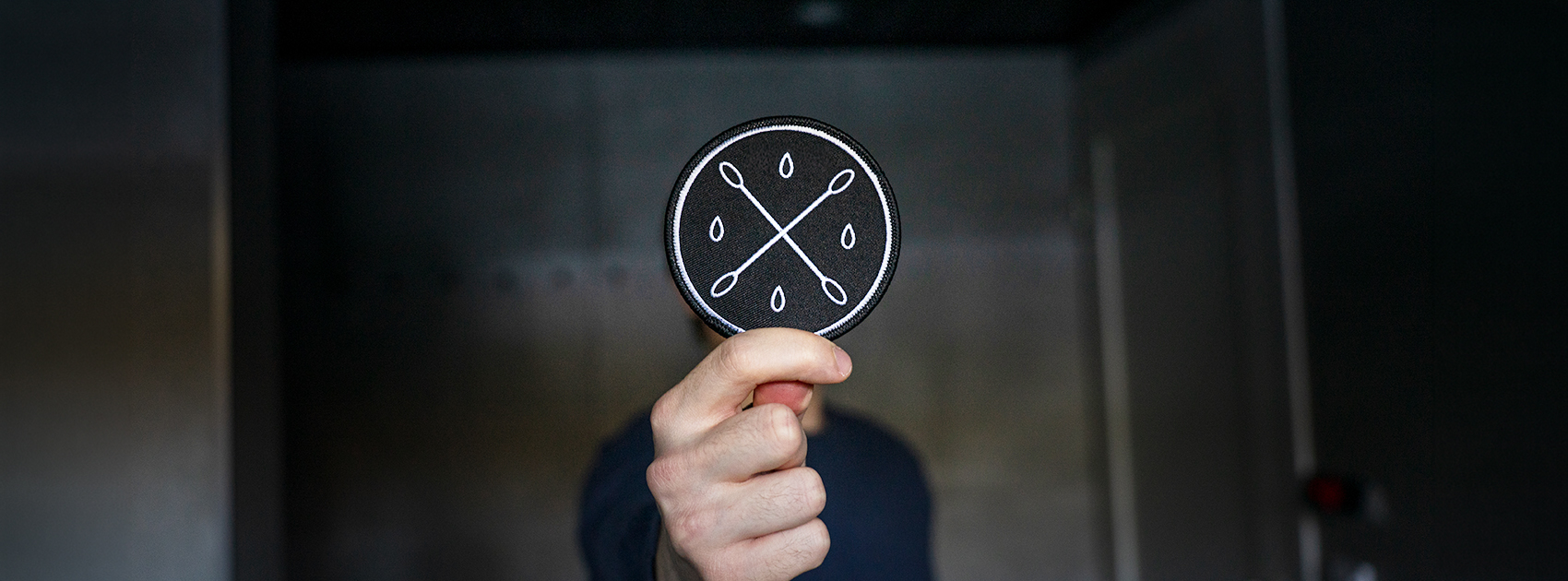 Kantasolurekisterin kangasmerkki rekisteriin liittyjän kädessä.