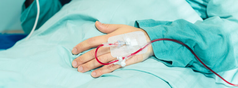 Potilaan käsi, jossa kanyyli punasolujen siirtämiseksi.